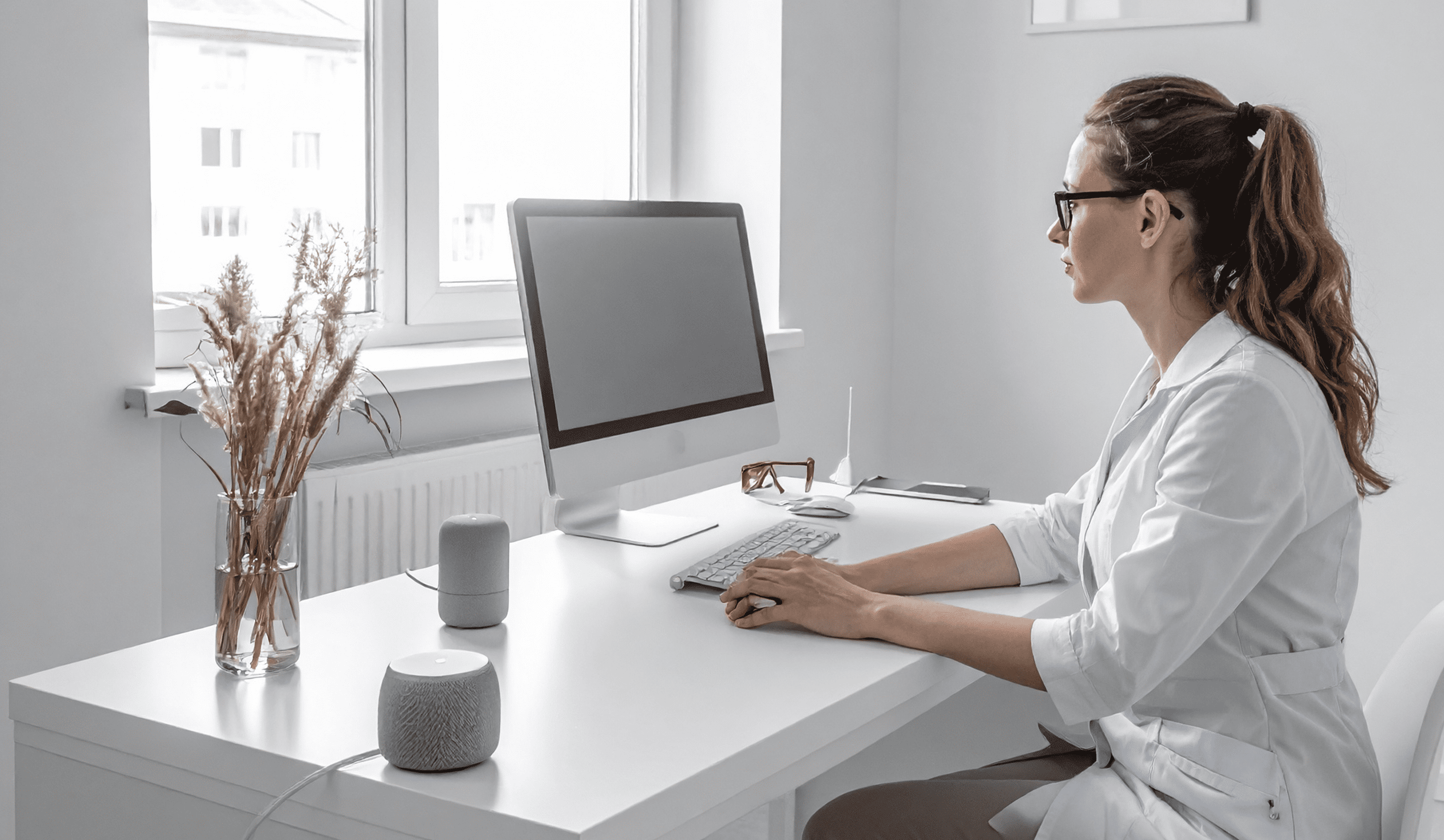 Médcin qui travaille avec le DMI Mediris Specialsit avec le Mediris AI assistant